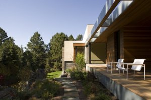 Contemporary-Modern-Residence-with-Open-View-Terraces-and-Garden-Pathways